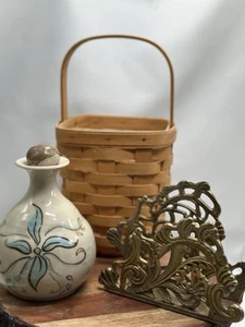 Servilleta vintage curada bolsa de agarre caja de latón, cesta Longaberger, lámpara de aceite - Imagen 1 de 10
