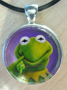 ** KONSTANTIN von MUPPETS MOST WANTED ** Glasanhänger mit Lederkette - Bild 1 von 3