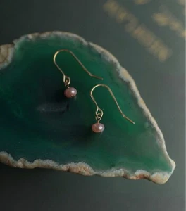 Koreanische extra kleine 3 mm Süßwasser Barock Rosa Perlen Ohrringe 18K Vergoldet - Bild 1 von 3