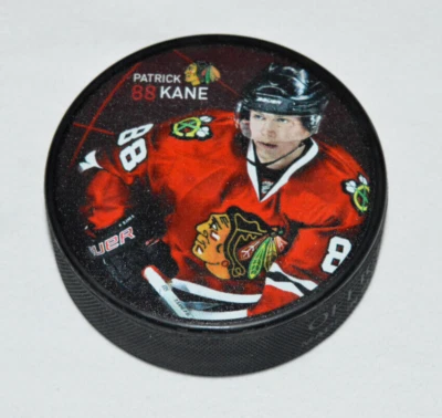 PATRICK KANE Chicago Blackhawks PLAYER PHOTO PUCK 2013 NEW #88 In Glas Co. - Изображение 1 из 2