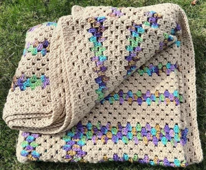 Hellbraun & Meerjungfrau Regenbogen 71 x 83 Häkeldecke Tagesdecke Liebe Oma Landhaus Kern - Bild 1 von 8