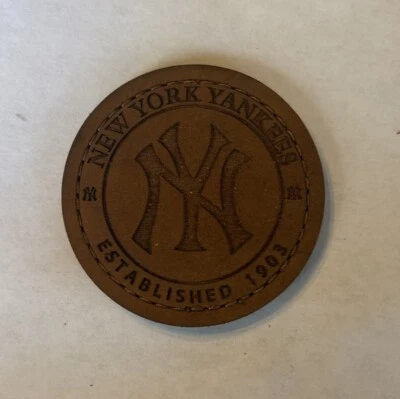 Parche de cuero de los New York Yankees MLB Logo The Bronx Bombers con respaldo de gancho y bucle Foto 1 de 2