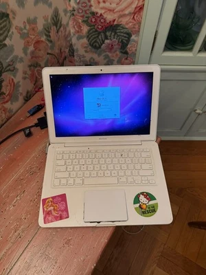 Apple MacBook Polycarbonate – White – OS X Installed – Trackpad Expanded – For P - Image 1 of 4