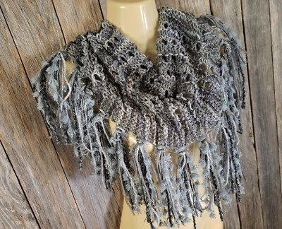 NUEVO Tejido a Mano Gris Multi Infinito Boho Capucha Bufanda Flecos Hecho a Mano Regalo Tejido Foto 1 de 4