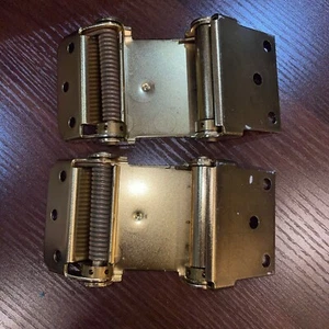 Bisagra de resorte de doble efecto de latón satinado National Hardware N100-049 3 L x 3 pulgadas - Imagen 1 de 10