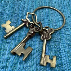 Vintage Set Brass Metal Skelton Keys on Key Ring Decorative 4 Large Heavy Keys - Picture 1 of 7