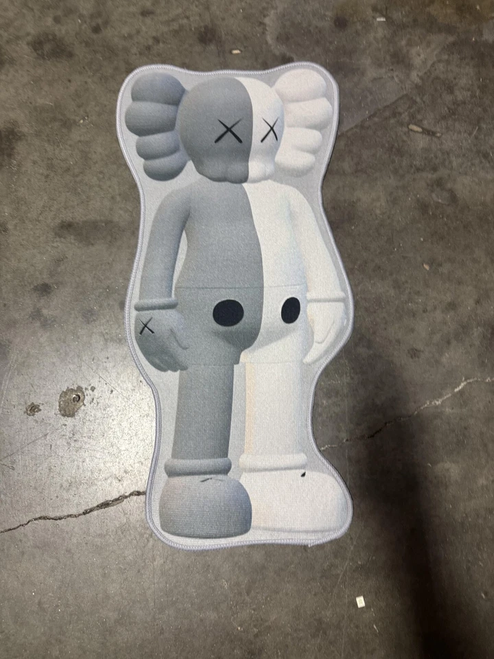 Alfombra kaws pequeña 36 pulgadas  Foto 1 de 1