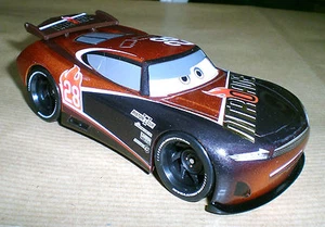 Disney Store Cars 3 TIM TREADLESS # 28 scala 1:43 2017 Nuovo Sfuso e Perfetto - Foto 1 di 5