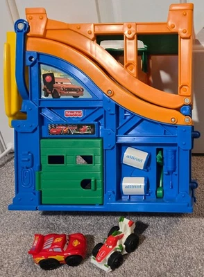 Disney Pixar Cars 2 FP Little People Wheelies Rampa Plegable y Go con 2 Coches LOTE Foto 1 de 4