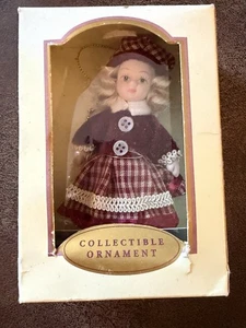 DG Creations 2003 Porzellan Puppe Sammlerstück Ornament Burgunder Kleid - Bild 1 von 7