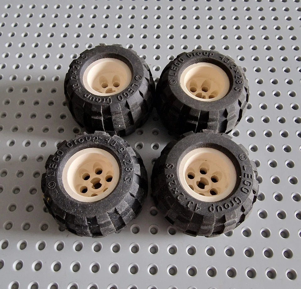 Lego Technic Technik Reifen 43.2x28 S Felge Weiß Autoreifen 4 Stück A140 - Bild 1 von 1