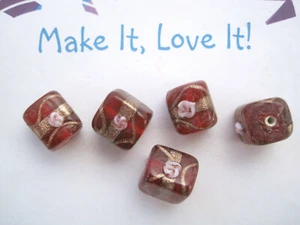 5 x RED GOLD INDIAN GLASS CUBE FEATURE BEADS 13mm SQUARE Wedding Cake Flower - Picture 1 of 1