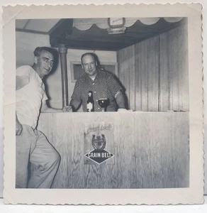 Getreidegürtel Bier Schild auf Holz getäfelter Bar - 1940er Jahre identifiziert Vintage Foto - Bild 1 von 3