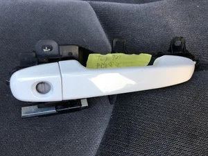 OEM Genuine TOYOTA PRIUS C RIGHT FRONT PASSENGER EXTERIOR DOOR HANDLE White - Bild 1 von 6