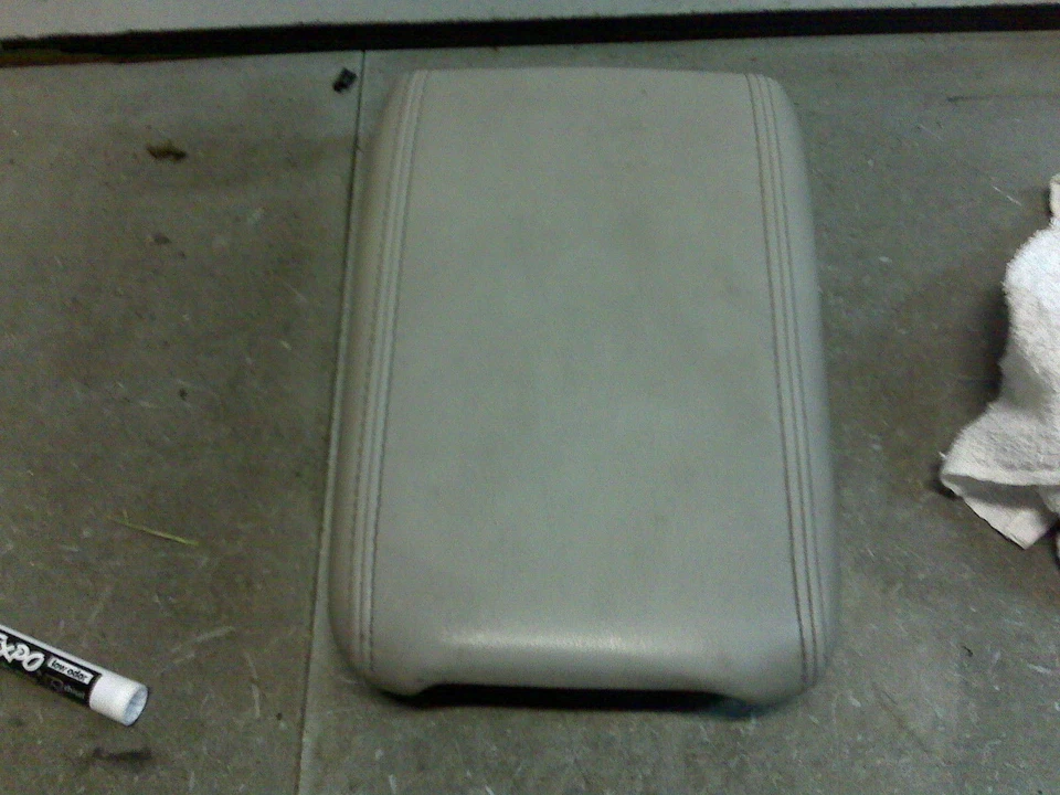 08 SATURN OUTLOOK GRIS CONSOLA CENTRAL BRAZO TAPA RESTER Foto 1 de 1