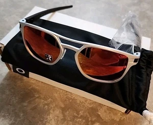 🔥 GAFAS DE SOL OAKLEY LATCH ALPHA OO4128-0253 PLATA MATE/RUBÍ PRIZM PRECIO DE VENTA SUGERIDO POR EL FABRICANTE $317 - Imagen 1 de 7