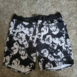 Quicksilver Blk & Wht Floral Mens Sz 34 Dry Flight Water Repellant Boardshorts - Picture 1 of 9