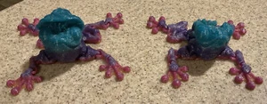 Lote de 2 ranas teñidas a color impresas en 3D patas articuladas ¡únicas y lindas! NUEVO - Imagen 1 de 2