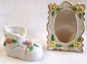 Juego pequeño de 2 estatuillas vintage Japón porcelana rosa bota y marco de fotos - Imagen 1 de 11