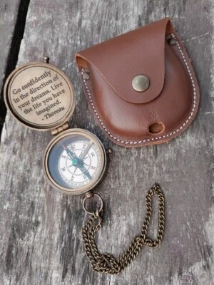 Brújula única de 2 pulgadas con hermosa funda de cuero marrón natural. Foto 1 de 4