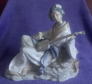 Lladro Nao #0227 Oriental Melody - Geisha tocando laúd Shamisen estatuilla brillante - Imagen 1 de 12