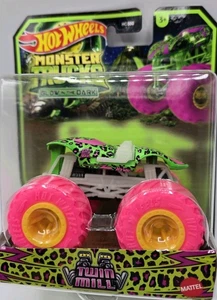 Hot Wheels Monster Trucks Die-Cast Maßstab 1:64 Glow in the Dark Twin Mill - Bild 1 von 4