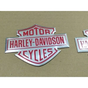 2 pcs Red Harley Davidson Tank Emblem Softail Fatboy Sportster - FREE SHIP - Imagen 1 de 2