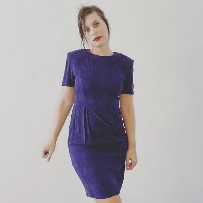 Vestido Vintage Años 90 6 Púrpura Sedoso Rayón Jacquard Manga Corta Mini Funda Foto 1 de 4