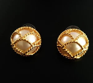Orecchini Joan Rivers perle finte bianche tono oro gabbia sovrapposizione traforati sul retro firmati - Foto 1 di 4