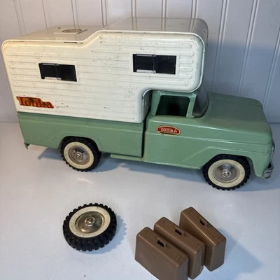 Camión cámper Tonka vintage años 60 neumático de repuesto y maletas leer* Foto 1 de 4