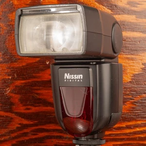Nissin Di700a Speedlight Hotshoe Mount Camera Flash For Canon Tested Working - Picture 1 of 10