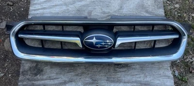Subaru Legacy Outback 2005-2009 2,5 L parrilla superior delantera OEM Foto 1 de 3