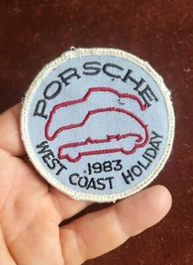 VINTAGE AUTOMOBIL CLUB AUFNÄHER / ABZEICHEN # PORSCHE 356 WESTKÜSTE URLAUB 1983 - Bild 1 von 3