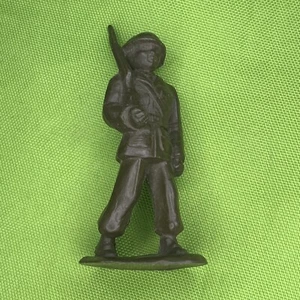AJAXS 3 INCH UNPAINTED PLASTIC TOY SOLDIERS MARCHING SOLDIER AT SHOULDER ARMS - Picture 1 of 5