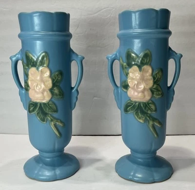 Par de jarrones azules Weller Art Nouveau flor de manzano doble mango 91/2" de alto Foto 1 de 3