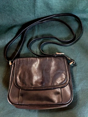 kleine Umhängetasche Rindnappaleder schwarz C&A - Bild 1 von 4