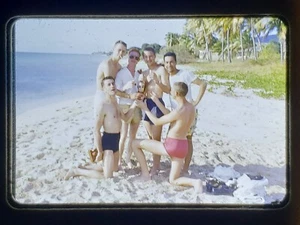 Diapositiva de 35 mm de colección de los años 50 - Soldados de Estados Unidos en la playa, Pacífico Sur - Kodachrome - Imagen 1 de 1