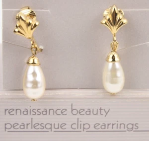 Pendiente colgante con clip nacarado belleza renacentista tono dorado imitación perla Avon 1987 - Imagen 1 de 6