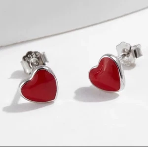 Aretes de corazón esmaltados rojos de plata de ley 925 de 6 mm - Imagen 1 de 3