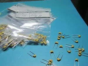 18 valori 180 pz kit assortimento condensatori ceramica multistrato DIP 5pF~820pF NPO - Foto 1 di 3