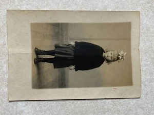 i 1677 Postcard Photo of a Young Girl - Picture 1 of 2