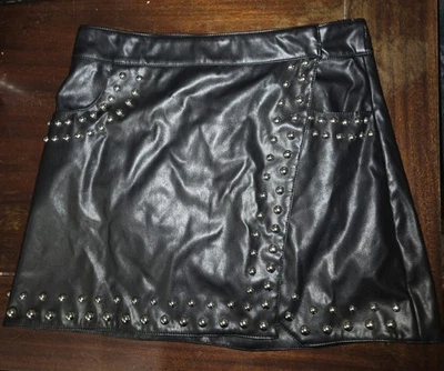 Minifalda Forever 21 negra plisada plateada tachonada motociclista bolsillos L gótica Foto 1 de 3