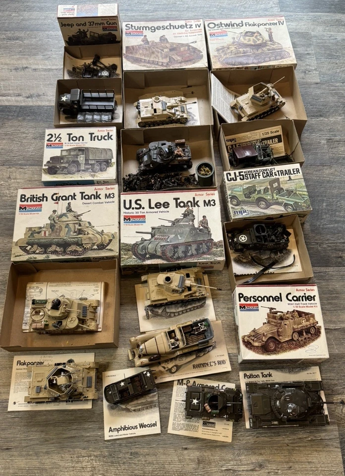 Lote enorme de kits de modelos militares dos anos 70 com monograma  - Imagem 1 de 4