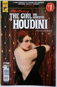 Minky Woodcock Girl Who Handcuffed Houdini #1 Variant D - Titan - C von Buhler - Bild 1 von 1