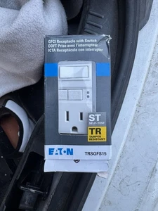 Receptáculo EATON TRSGFS15W 15 amperios 125 V GFCI con interruptor - Imagen 1 de 3