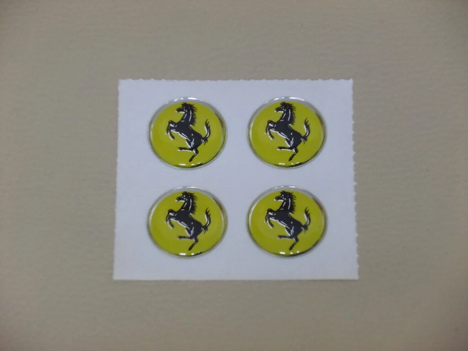 4X FERRARI STEMMA EMBLEMA FREGiO LOGO ADESiVO PLASTiFiCATO RESiNATO 3D QUALiTA' - Imagen 1 de 1