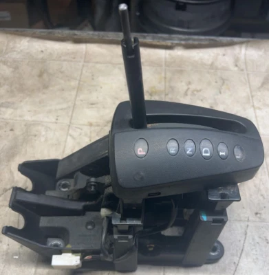 02-05 SATURN VUE Conjunto de palanca de cambios de piso de transmisión automática y CVT Foto 1 de 4