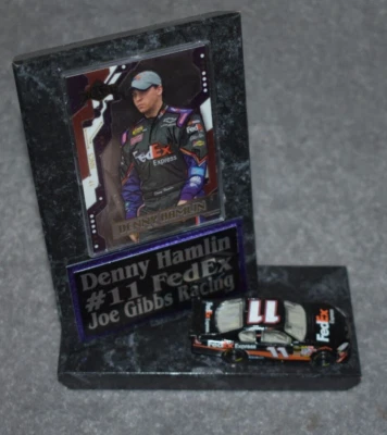 DENNY HAMLIN #11 NASCAR CARRERAS DEPORTES STAND-UP TARJETA PLACA CON COCHE 1/64 Foto 1 de 3