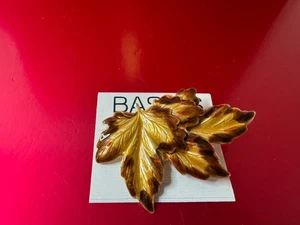 Broche de hoja prendedor tono dorado otoño otoño básico Croft y carretilla - Imagen 1 de 9