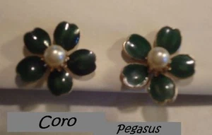 Pendientes Coro Pegasus Esmalte Verde TRÉBOL imitación Tornillo Perla Clip Vintage - Imagen 1 de 6